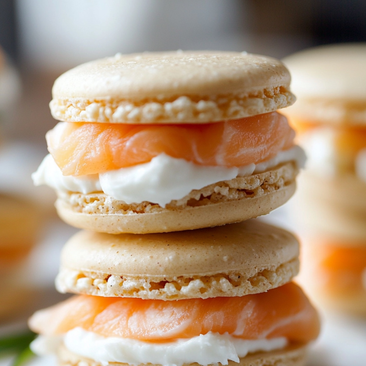 Macarons au Saumon Fumé et Fromage Frais : Les Joyaux Salés de Votre Buffet !