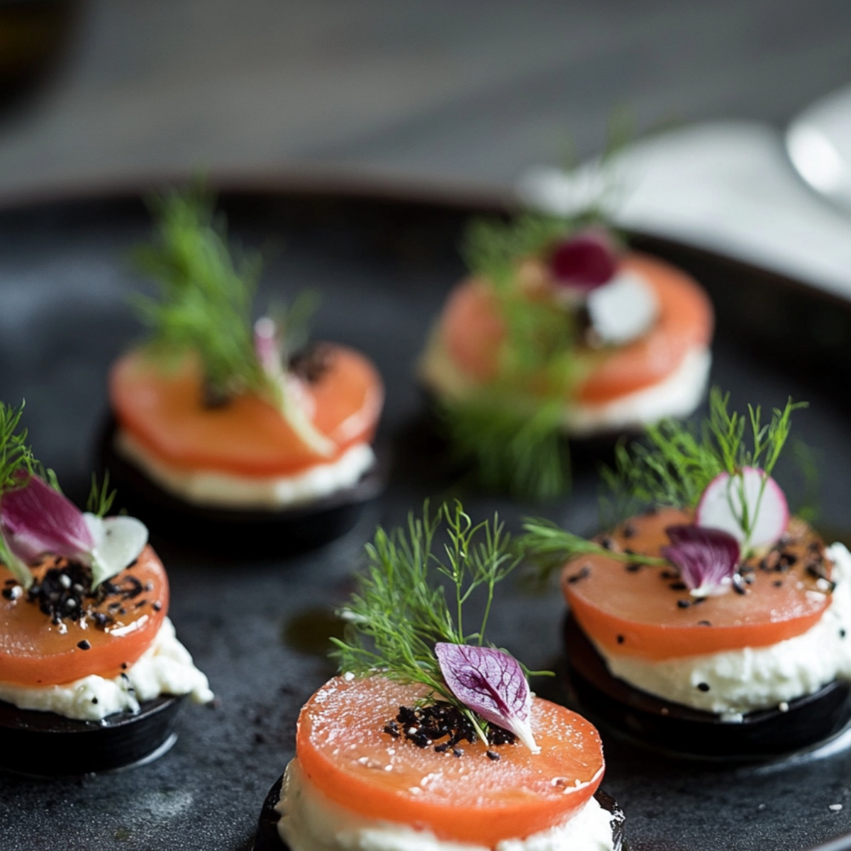 Petits Bateaux de Radis Noir Marinés, Ricotta et Saumon Fumé